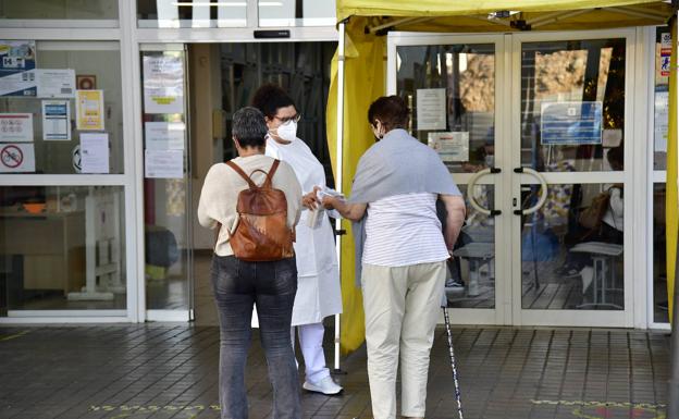 Canarias suma 1.838 casos y 12 muertes por covid