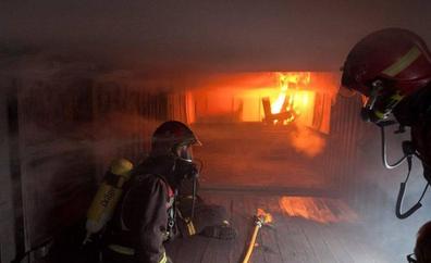 El incendio en un garaje en Tenerife deja incomunicados a varios vecinos