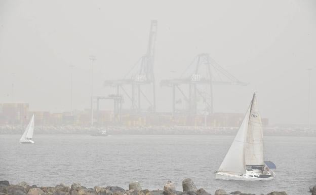 La calima seguirá en las islas este domingo