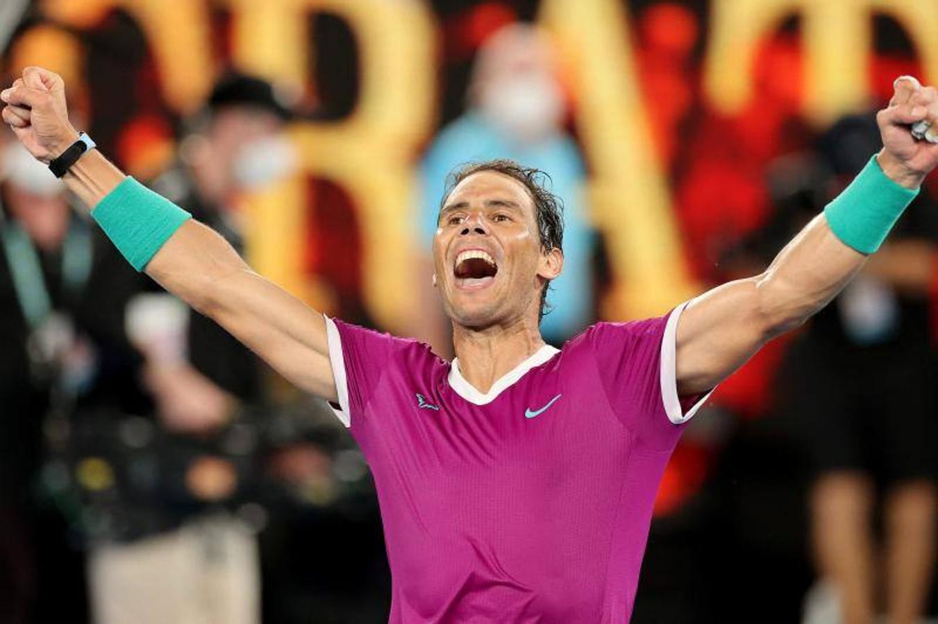 Nadal celebra su victoria en el Abierto de Australia 2022, su Grand Slam 21.