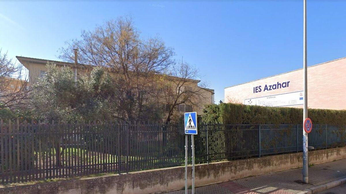 Agredida una docente del IES Azahar de Sevilla por un alumno al que pidió que se pusiera bien la mascarilla