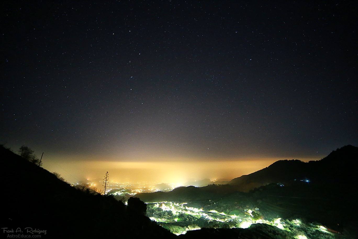 Cielos limpios con estrellas en la cumbre contrastan con la calima en Gran Canaria