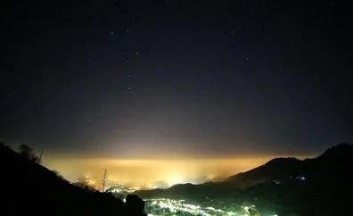 Cielos limpios con estrellas en la cumbre contrastan con la calima en Gran Canaria