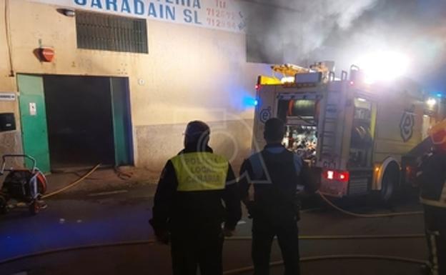 Arde una carpintería en una zona industrial de Telde