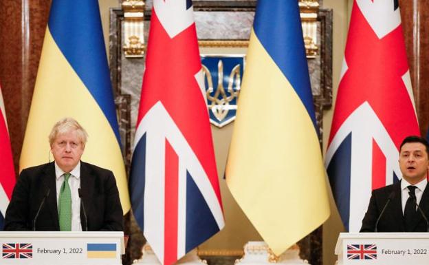 El primer ministro británico, Boris Johnson, comparece ante los medios de comunicación junto al presidente ucraniano, Volodimir Zelenski. 