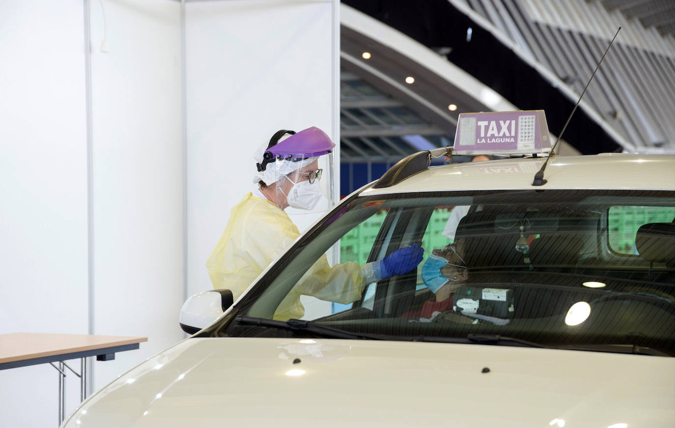 Sanidad corrige el protocolo por el que no testó a sintomáticos leves en Tenerife debido a la saturación