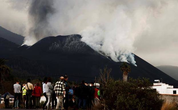 Sanidad estudia el impacto del volcán en la salud de la población de La Palma
