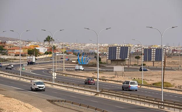 El alumbrado de un tramo de la autovía se autoabastece con energías solar y eólica