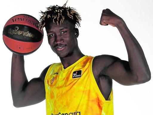 El jugador senegalés Khalifa Diop posa en la sesión de fotos del Club Baloncesto Gran Canaria. / ACB PHOTO