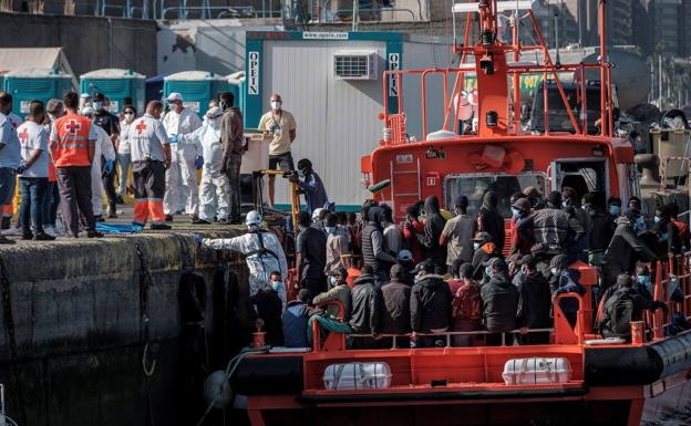 Salvamento lleva a Lanzarote a 57 inmigrantes de una neumática