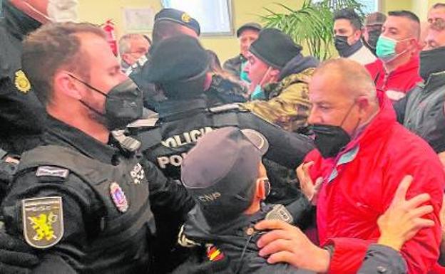Momento del asalto de los ganaderos al Pleno de Lorca con la Policía tratando de contener su avance en la entrada del edificio municipal. 