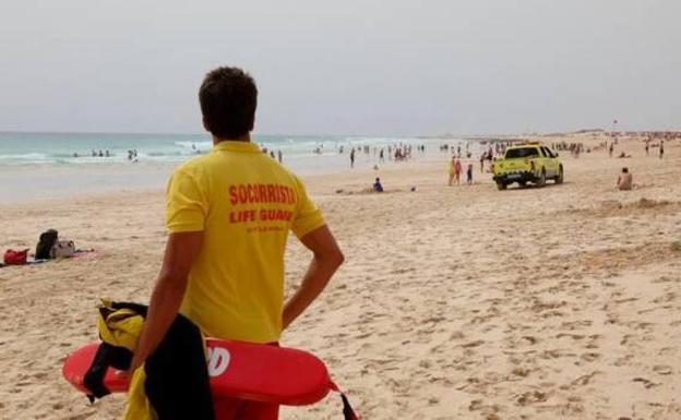Ayuntamiento y Cruz Roja incorporan más socorristas a las playas