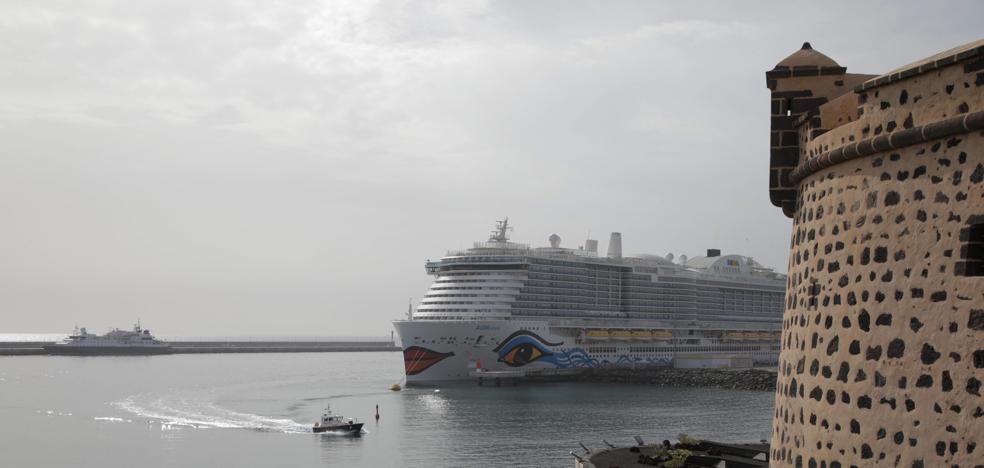 Varias navieras sondean tener la base de algún crucero en aguas de Arrecife