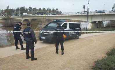 Los bomberos de Badajoz sacan el cadáver de un hombre del Guadiana