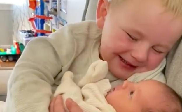 Emotivas lágrimas de un niño con su hermana recién nacida