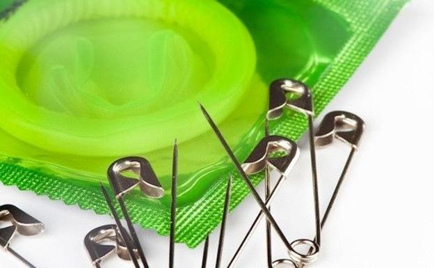 Nueva moda en Tik Tok: pinchar condones en supermercados