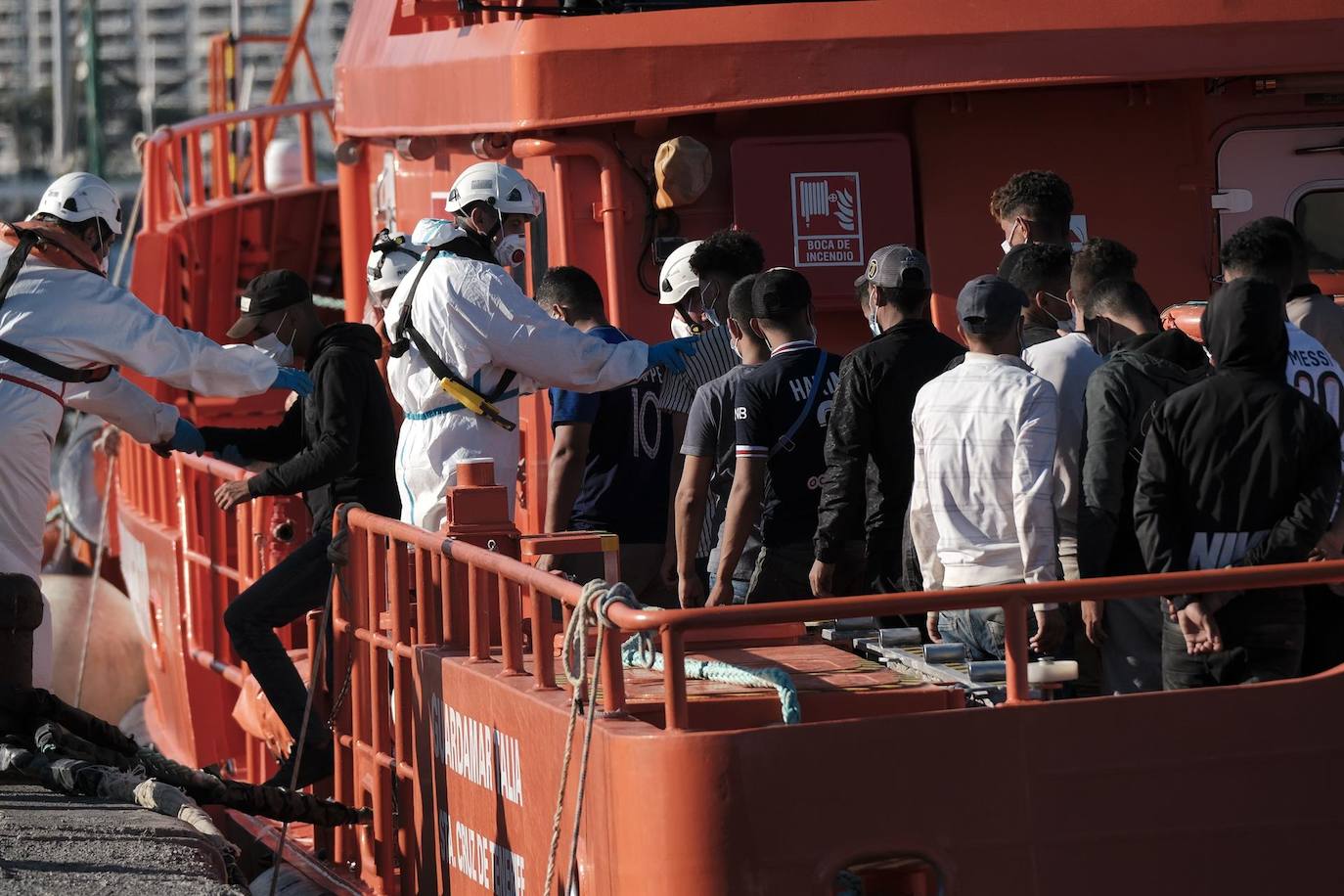 Migrantes rescatados a su llegada a Canarias. /c7