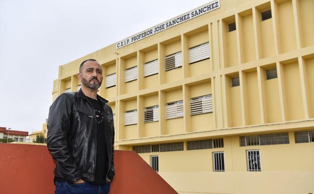 El director del centro, Jesús Monzón, delante de la fachada, que aún conserva el cartel con el nombre antiguo. 