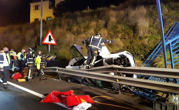 Dos heridas, una de ellas grave, al caerse un vehículo desde un puente en Tenerife