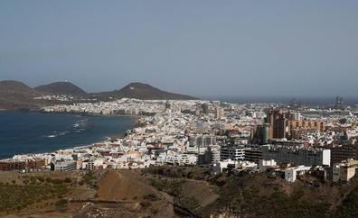 Calima, fuerte viento y aviso por fenómenos costeros en Canarias