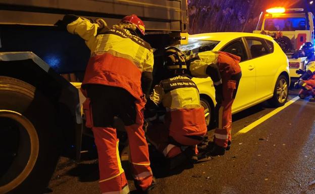 Una herida en un accidente entre un camión y un turismo en el túnel de Julio Luego