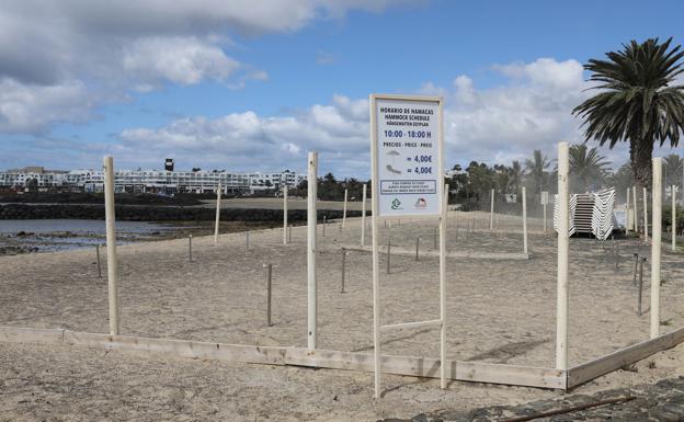 Hamacas y sombrillas para tres playas de Costa Teguise