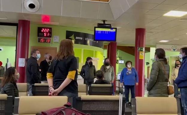El grupo Camerata Lacunensis realiza un 'flashmob' en el aeropuerto de El Hierro