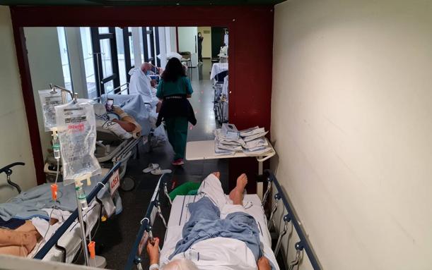 Las camillas se salen del servicio de Urgencias en el Insular