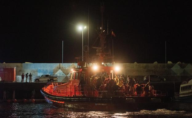Un protocolo «espeso» demora varias horas la activación del rescate de pateras