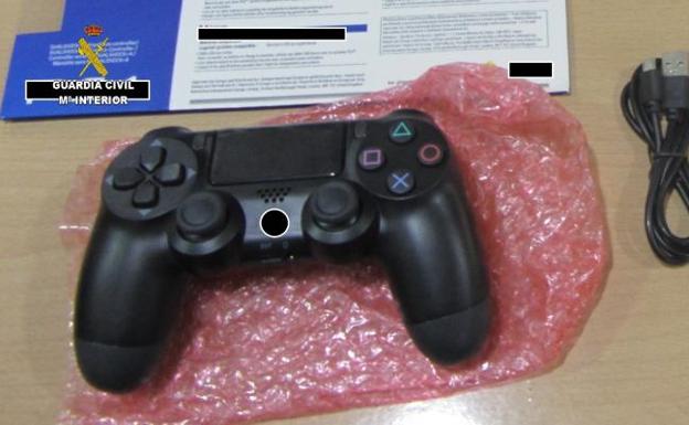 Roban 11 videoconsolas ocultándolas en una silla de ruedas y carrito de bebé