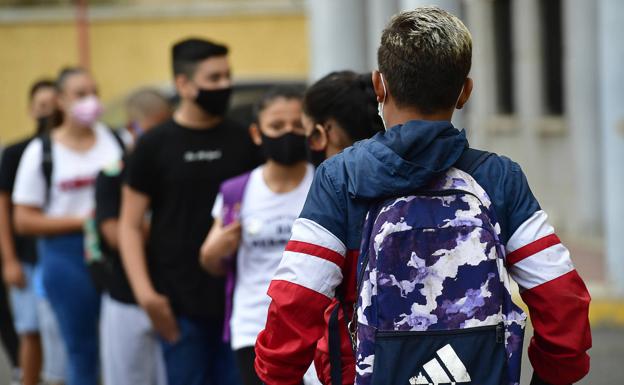 Centros educativos canarios siguen obligando al alumnado a llevar mascarilla en patios y canchas