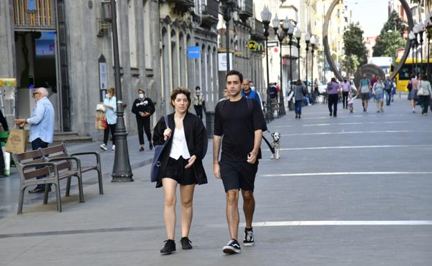 La calle se quita la mascarilla con cierta timidez