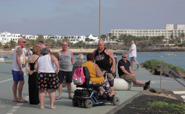 El sector turístico canario, «aliviado» al abrirse España a los británicos pero considera que «llega tarde»