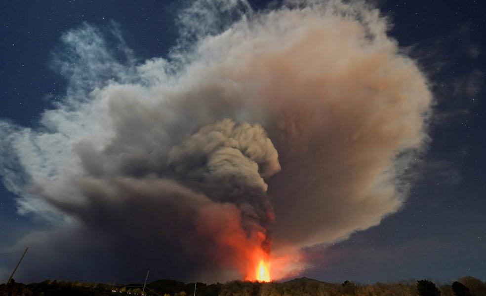 El Etna registra una breve erupción con emisión explosiva de lava
