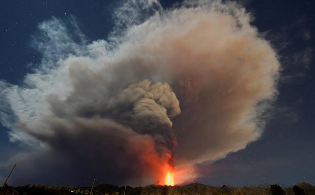 El Etna registra una breve erupción con emisión explosiva de lava