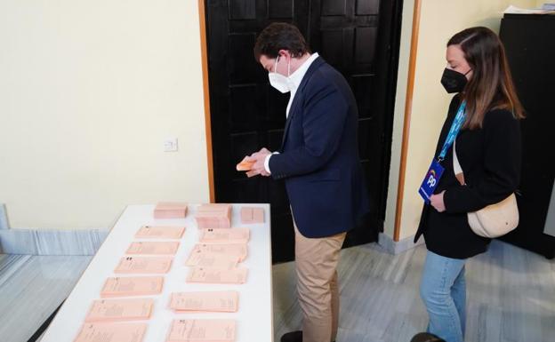 El candidato a la Presidencia de la Junta de Castilla y León por el PP, Alfonso Fernández Mañueco, ejerce su derecho al voto.
