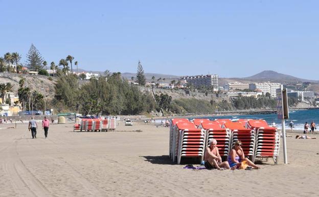 Las hamacas y sombrillas vuelven al sur grancanario