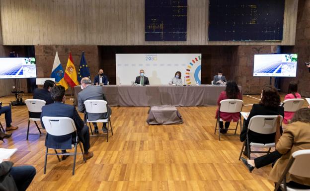 Canarias camina «firmemente» y de la mano del Estado hacia la transformación energética