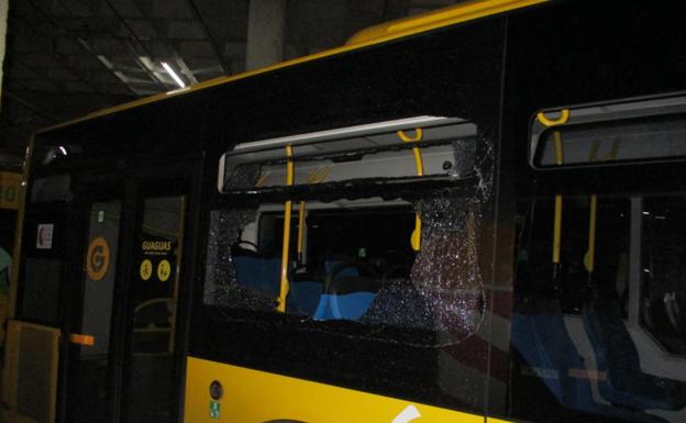 Herida al recibir el golpe de una piedra cuando iba en guagua en la capital grancanaria