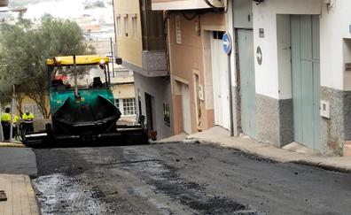 El asfaltado de vías en Almatriche llega «ocho meses después de lo prometido»