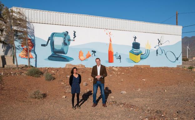 Un mural embellece el antiguo colegio de La Goleta