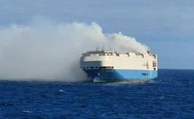 Las baterías de coches eléctricos agravan el incendio de un carguero cerca de Azores