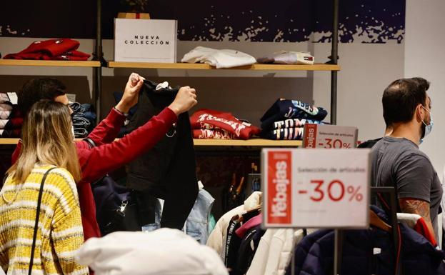 Los canarios gastan en rebajas una media de 300 euros