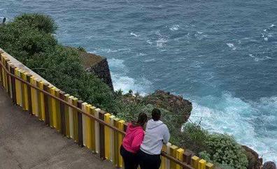 Sigue el dispositivo de búsqueda de una persona caída al mar en Tenerife
