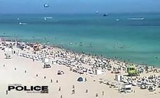 Vídeo: Un helicóptero se estrella cerca de los bañistas de la playa en Miami