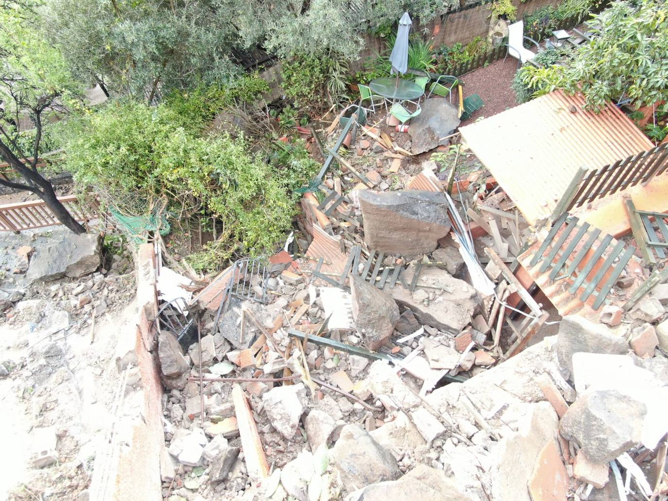 El desprendimiento de una piedra en Guayadeque daña una vivienda vacacional