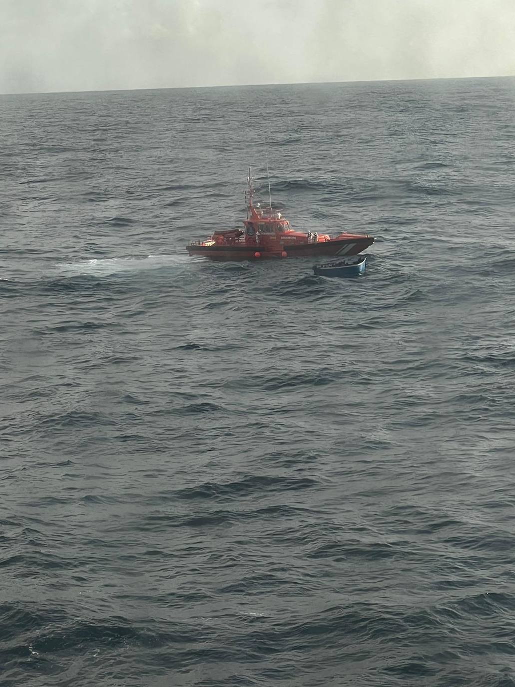 Rescatadas 32 personas de una patera divisada por los pasajeros de un ferry