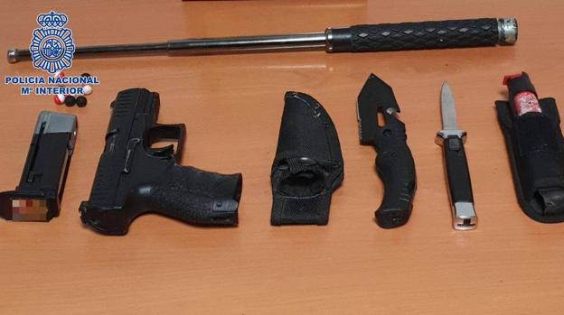Detenido en La Laguna con una pistola de aire comprimido, un machete y un spray de defensa
