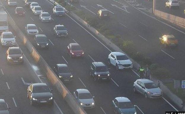 Un accidente y la avería de un camión atascan la capital grancanaria