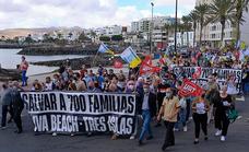 El grito de 'Salvar a las 700 familias del Oliva Beach y Tres Islas' resuena en Puerto del Rosario